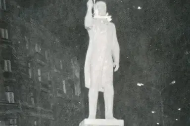 Момент от монтажа на паметника.