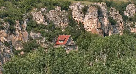 Община Русе се включи в акцията за почистване на хижа "Алпинист" край Басарбово Община Русе се включи в акцията за почистване на хижа "Алпинист" край Басарбово