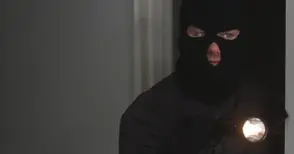 Разпознат маскиран грабител издал четиримата си помагачи