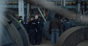 Спъване погубило загиналия под 40-тонната машина работник?