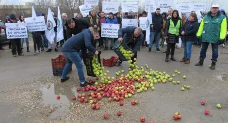 Производители на плодове и зеленчуци на протеста на Дунав мост: Писна ни от празни обещания! Дайте ни шанс да работим спокойно!