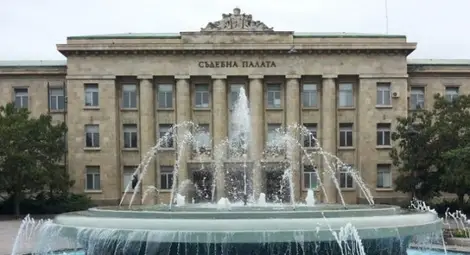 Дрогираният нападател на полицаи със самурайски меч остава в ареста Дрогираният нападател на полицаи със самурайски меч остава в ареста