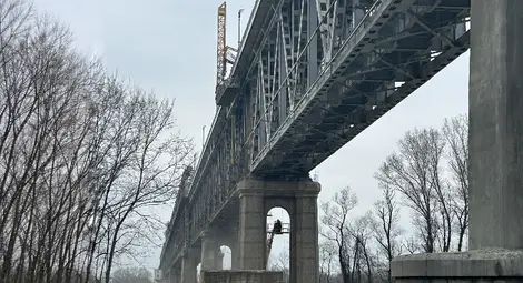 Започна полагането на асфалт в затворения за основен ремонт 320-метров участък на Дунав мост при Русе