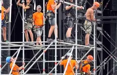 Строят Стената, която Роджър Уотърс утре ще събори /галерия/