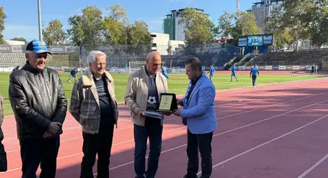 Стотици русенци дойдоха на градския стадион да отбележат 50 години от победата на „Дунав“ над „Рома“ Стотици русенци дойдоха на градския стадион да отбележат 50 години от победата на „Дунав“ над „Рома“