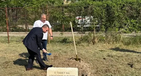 Илиян Русев-Скури и кметът Пенчо Милков направиха символичната първа копка на бъдещия водно-рехабилитационен център. 			 		Снимка: Община Русе