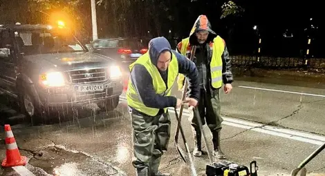 Екипи на общинските предприятия и Пожарната служба продължават дейностите по възстановяване на участъци от инфраструктурата в Русе