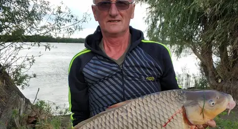 Георги Георгиев с трофеен дунавски шаран. Снимка: &bdquo;Монитор&ldquo;