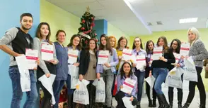 Ученици от Дойче шуле четоха разкази на болни в „Медика“ 