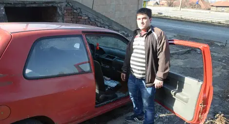Юксел Наимов показва пораженията по колата си.  Снимка:Бисер ТОДОРОВ