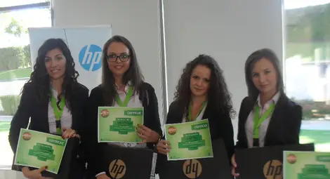 Гимназистки от Икономическата  получиха лаптопи от &bdquo;Хюлет Пакард&ldquo; 