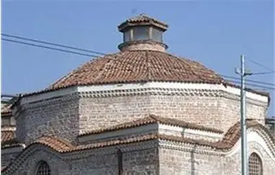 Младежи от различни етноси скандираха пред счупената Джумая джамия: Нека се разбираме повече