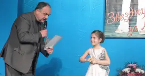6-годишната Елица Камбурова с награда от „Звездици за Лора“