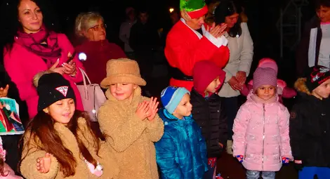 Грейнаха светлините на коледната елха в Ценово