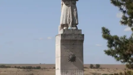 Паметникът на героите от войните  в Щръклево е с маска против Ковид
