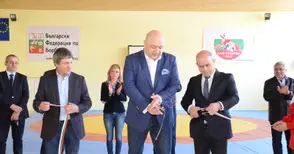 Министър, кмет и Вальо Йорданов откриха ремонтираната борцова зала