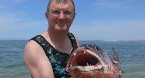 Писателят с ценен трофей - уловена от него морски хищник.