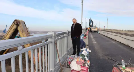 Запълниха пропаданията в активната лента на Дунав мост при Русе,  над 200 метра от пешеходния парапет са вече монтирани