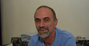 Д-р Стоянов излиза от Общото събрание на болницата