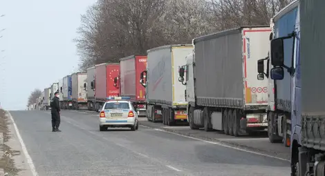 Паркинг за тирове стопява опашката на Дунав мост