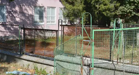 Мургави съседи предават за скрап мрежа от оградата на старчески дом