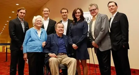 Джордж Буш-старши се извини на 34-годишна актриса, че я е опипал отзад, докато бил в инвалидната си количка Джордж Буш-старши се извини на 34-годишна актриса, че я е опипал отзад, докато бил в инвалидната си количка