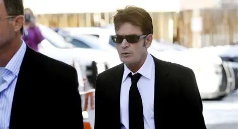 Чичо Чарли се пошегувал за брака си с порнозвездата