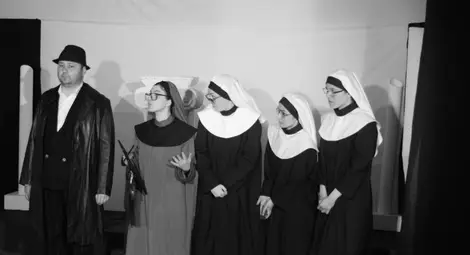 Сцена от спектакъла на младите актьори &bdquo;Кради по-малко&ldquo;. Снимка: Театър &bdquo;Пирон&ldquo;