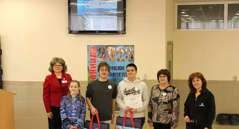 Доц. д-р Вяра Русева връчи наградата на първенците в състезанието.						  Снимка: РУ