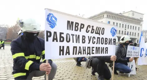 Протест и контрапротест за полицейските заплати на метри един от друг