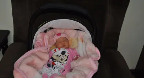 Кметът ориса първото бебе за годината в Русе Валентина