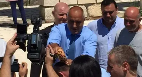 Божидар Димитров поля Борисов с вода от &bdquo;Свещения кладенец&rdquo; в Плиска