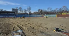 Тревата на Градския стадион може да бъде поставена до седмица