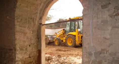 Два манастира и две църкви грейват отново под майсторски ръце