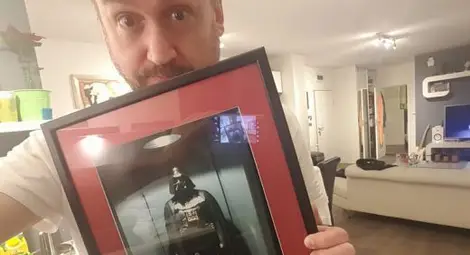 Любо взе автограф от Дарт Вейдър