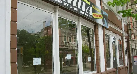 250-300 лева на месец излиза  наемът на малък магазин