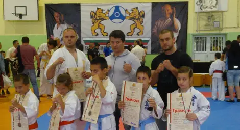 Каратеките на &bdquo;Ипон&ldquo; с титла и още 6 медала