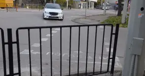 Ограда пред пешеходна пътека се оказа не абсурд, а изпълнение на решение