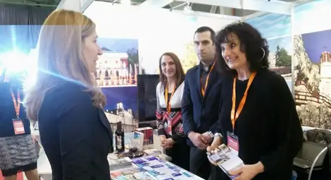 Министър Ангелкова си купи сувенири от русенския щанд на „Ваканция и Спа експо“ Министър Ангелкова си купи сувенири от русенския щанд на „Ваканция и Спа експо“