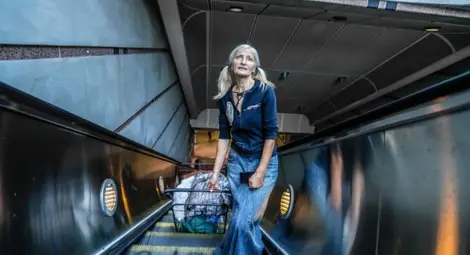 Историята на Емили: Бездомната певица от метрото, която стана звезда