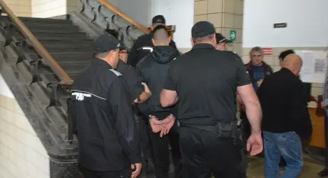 Бруталният 17-годишен побойник е живял у една от жертвите си, помагали му с пари