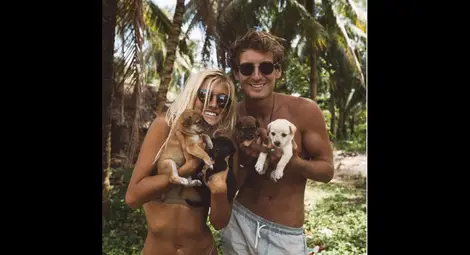 Млади, щастливи, красиви - двойка печели по $9000 на пост в "Instagram" (ГАЛЕРИЯ)