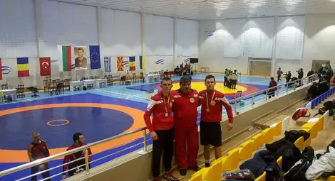 Треньорът Валентин Ангелов със своите медалисти до тепиха в Гълъбово. Снимка: Утро