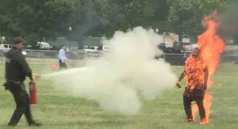 Мъж се самозапали край Белия дом и почина в болница (Видео)
