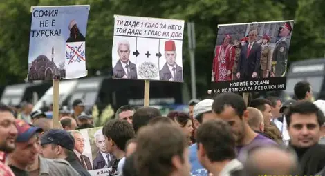 Агитките на Яне и Волен на бой под прозорците на Фандъкова