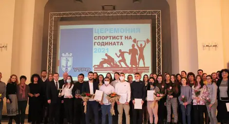 Традиционната обща снимка в края на церемонията за награждаване на най-добрите спортисти за 2021 година. Тази година в кадър ще влязат нови лица.  Снимка: Архив &bdquo;Утро&ldquo;