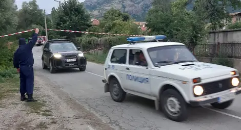 Издирват с хеликоптер убиеца на момиченцето в село Сотиря
