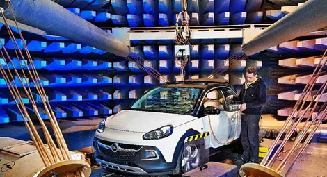 Opel ADAM ROCKS излиза на пазара малко след световната си премиера Opel ADAM ROCKS излиза на пазара малко след световната си премиера