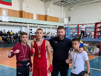 Треньорът Алексей Рибчев с медалистите си. Снимка: БК &bdquo;Локо&ldquo;