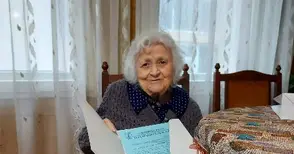 Вестници и кръстословици поддържат  бодрия дух на 100-годишната Юлия Мартева